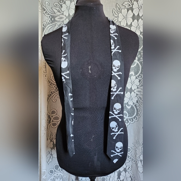 Unisex -Skull Black and white Tie - Picture 2 of 6